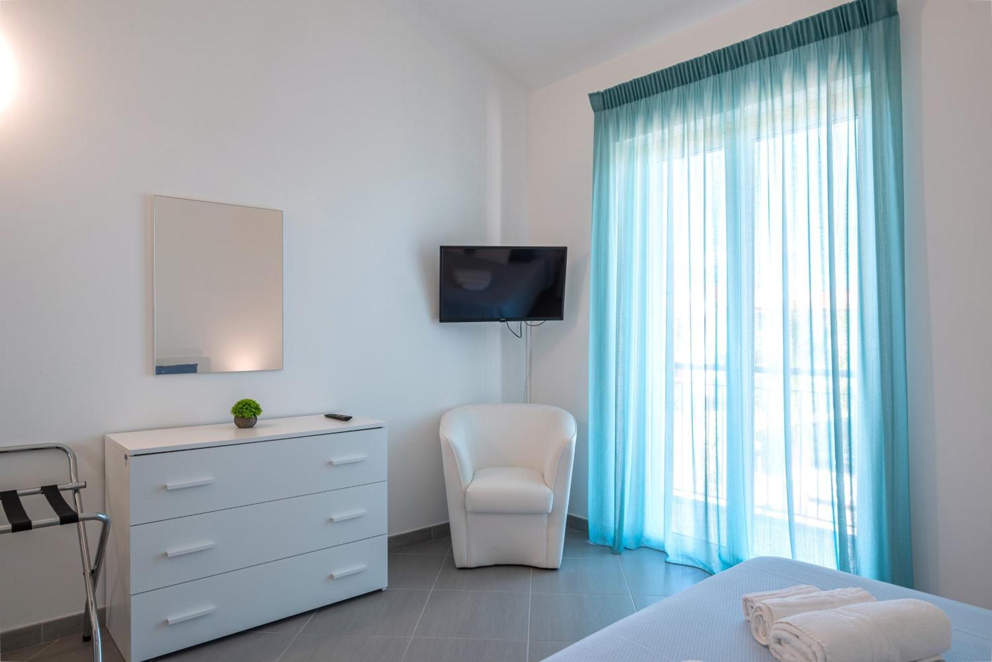Icaro Residence Apartments With A Beautiful Pool SantʼAgata di Militello Екстериор снимка