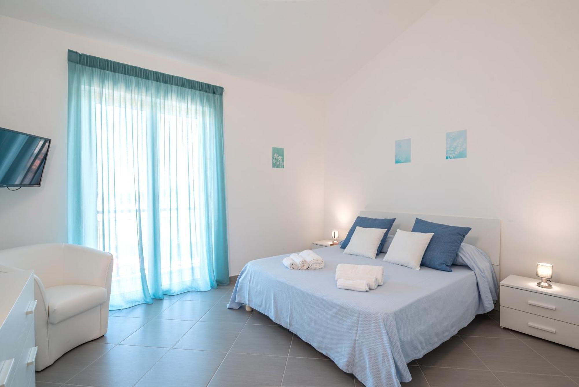 Icaro Residence Apartments With A Beautiful Pool SantʼAgata di Militello Екстериор снимка